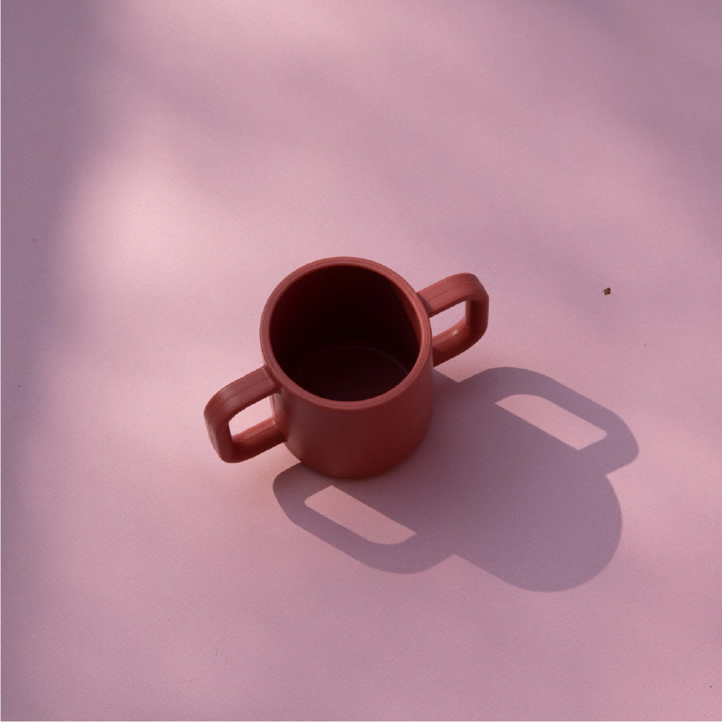 Trinkbecher mit Henkel rot Moodbild