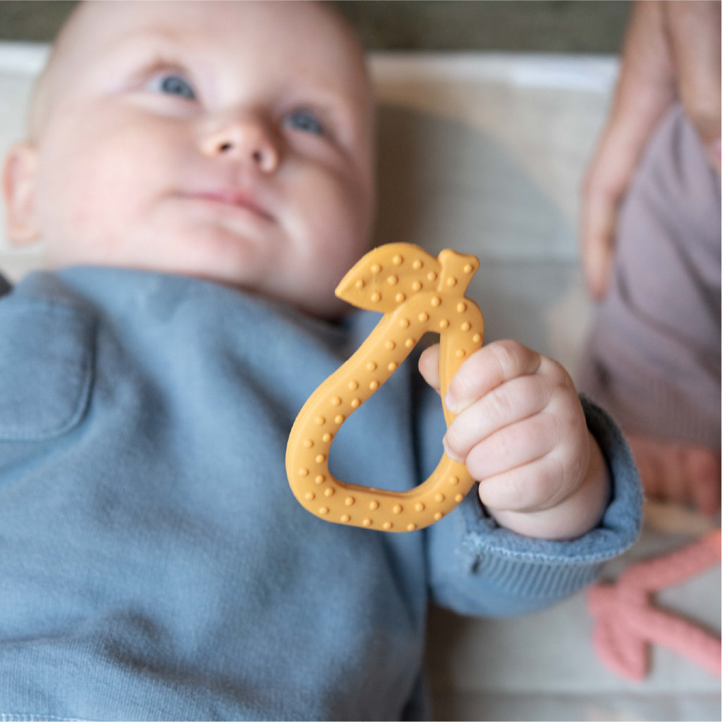 Baby und Beißring Senfgelb