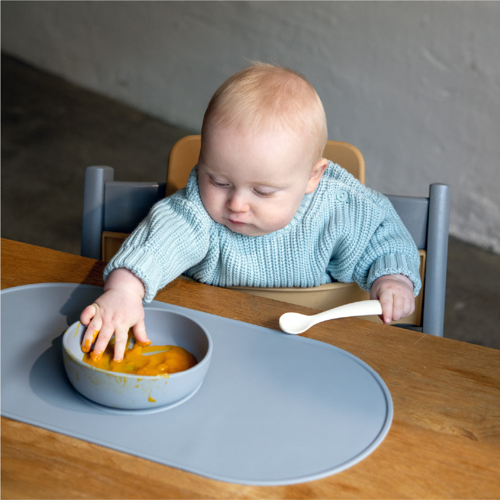 Silikonschale grau-blau im Set mit Baby