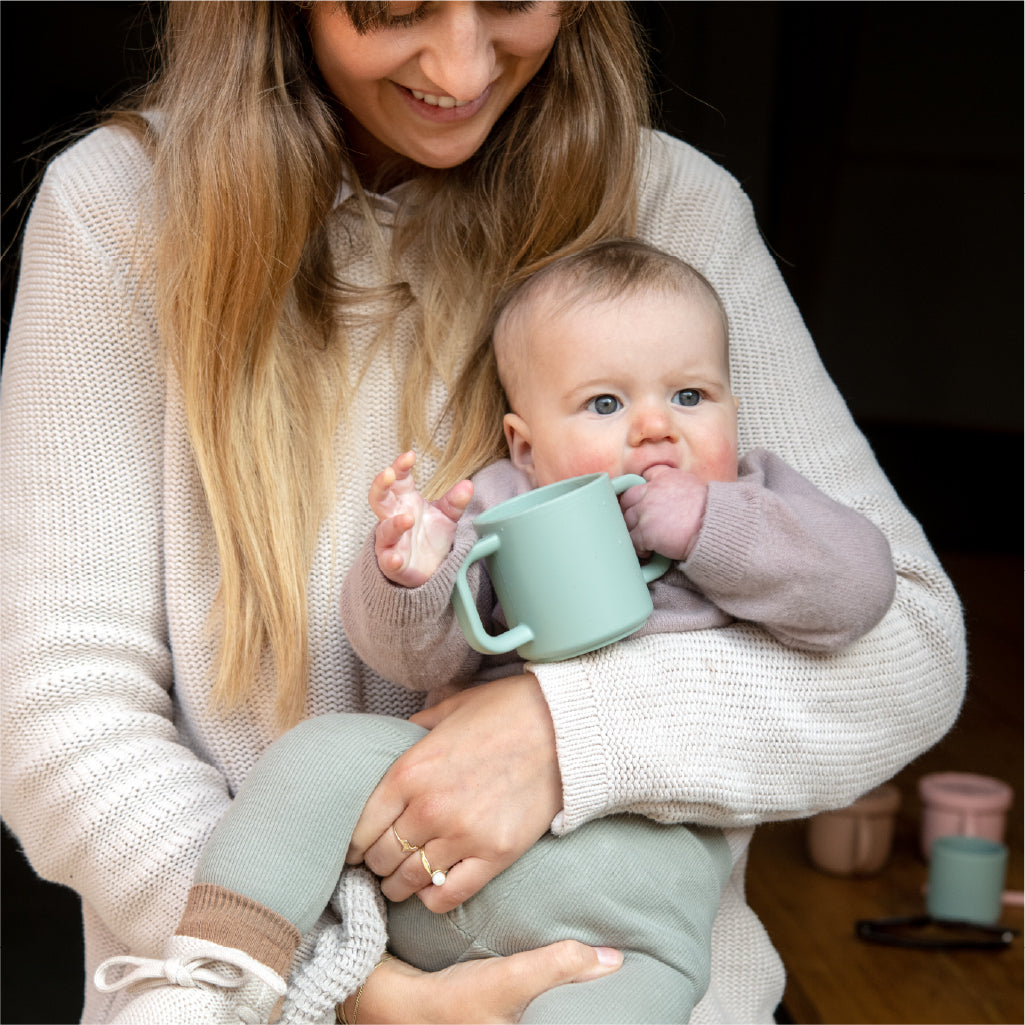 Silikonbecher mingrün mit Baby